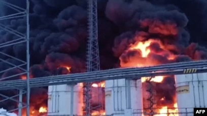 Пожежа на нафтобазі після атаки безпілотника в Клинцях Брянської області на заході росії 19 січня 2024 року