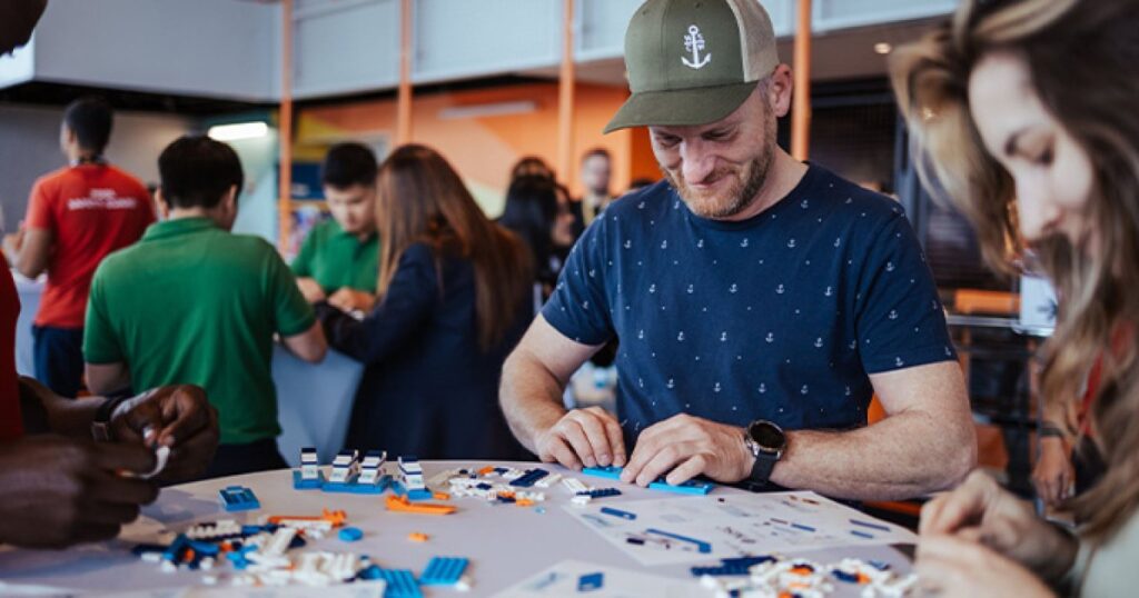 Світовий рекорд: понад 1300 корабликів Lego зібрали за 116 годин будівництва