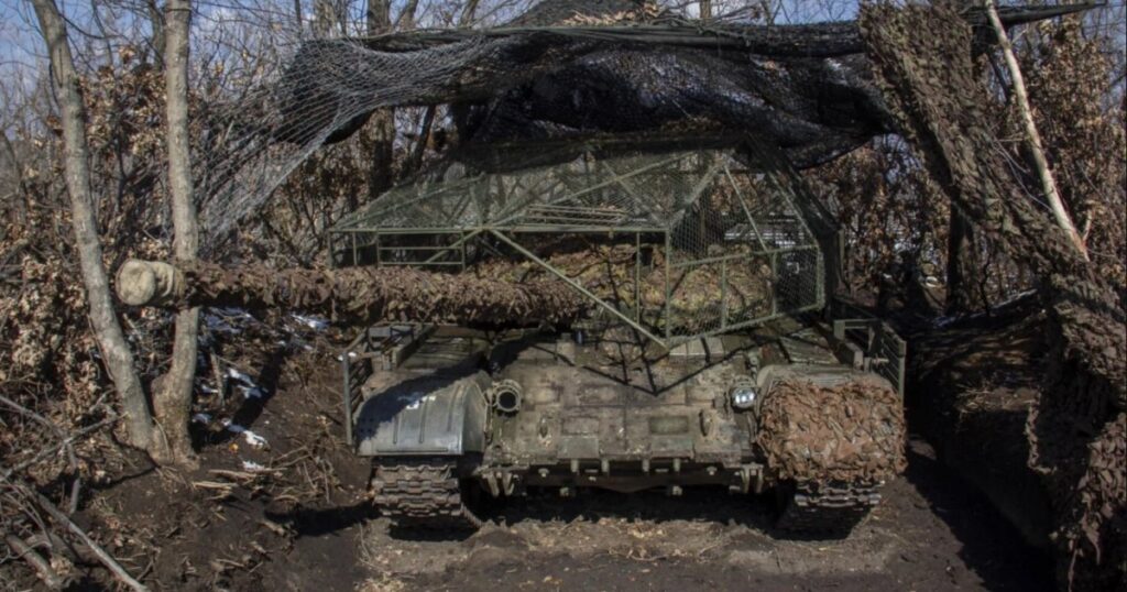 Танкісти поділилися досвідом бойової роботи на трофейному Т-72Б3М після знищення бліндажу