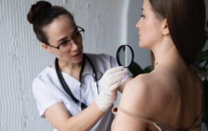Що таке ВПЧ, як його можна підхопити і як уберегтися: усі важливі факти про вірус, що сприяє розвитку раку