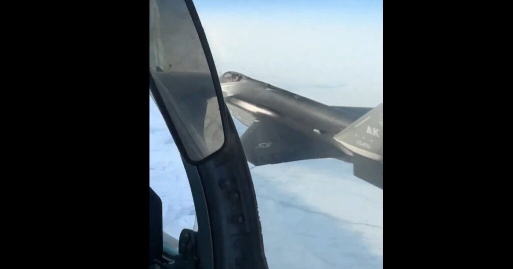 Небезпечне зближення: F-35 переслідував російський Су-35 у повітрі