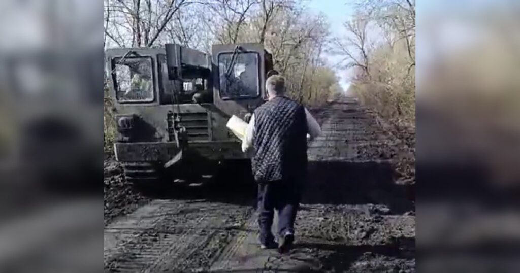 Подарунок з Японії: ЗСУ демонструють функціонування інженерного самоскида PC-065B (фото, відео)