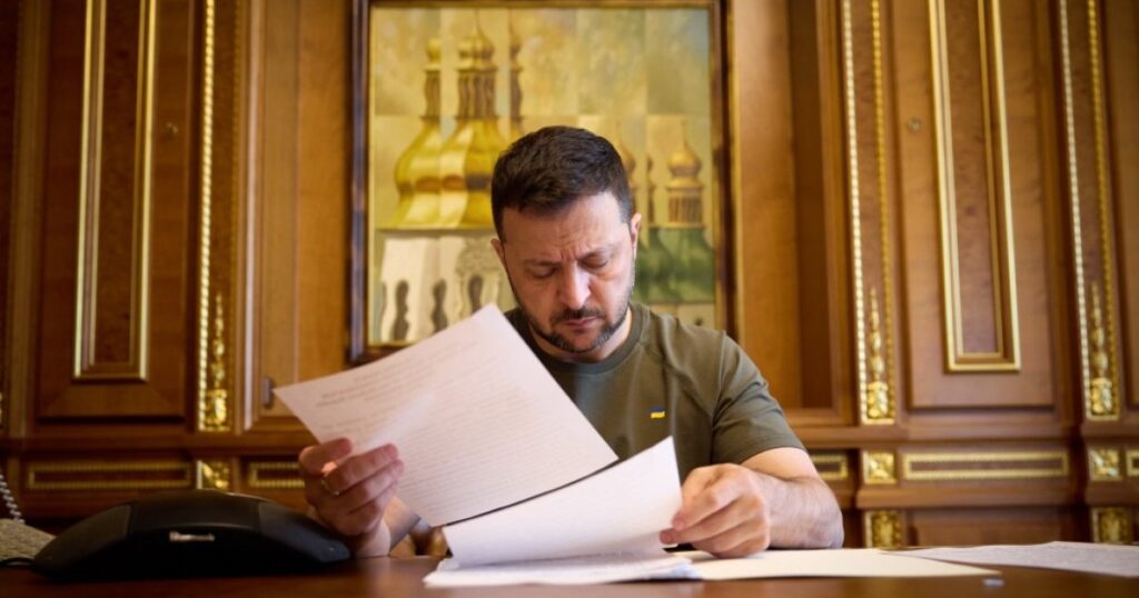 Зеленський підписав законодавчі зміни щодо захисту прав власності: ризики земельних схем