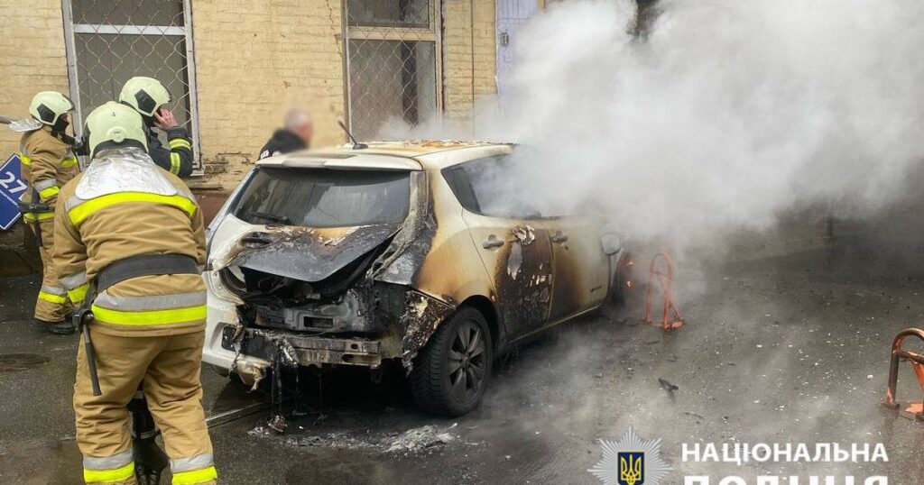 У центрі Києва підпалили автомобіль волонтера, який надавав допомогу ЗСУ, — ЗМІ