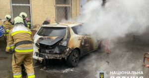 У центрі Києва підпалили автомобіль волонтера, який надавав допомогу ЗСУ, — ЗМІ