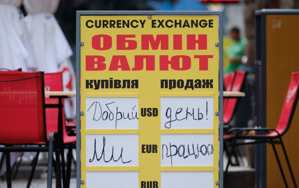 Чому українці обмінюють валюту і як це вплине на курс долара?