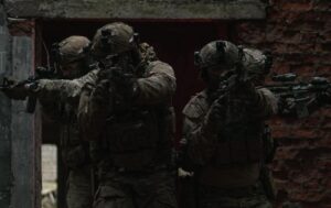 ССО атакували ворожий бліндаж: двох загарбників знищено, троє здалися в полон (відео)