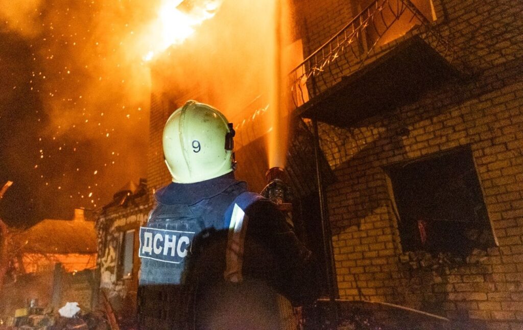 У Харкові - величезні пожежі та руйнування внаслідок ворожого нападу: ДСНС продемонструвала знімки