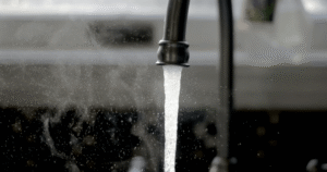 Чоловік спожив 10 млн галонів води за 2 місяці: скільки йому потрібно заплатити
