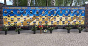 Юнак вкраде квіти з меморіалу, намагаючись примиритися з дівчиною
