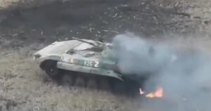 Новий захист від FPV-дронів: ЗС РФ обладнали БМП-2 кущами з дротів
