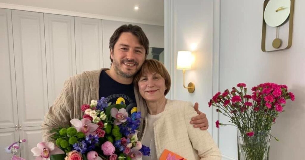 Сергій Притула святкує ювілей мами, ділячися знімком, на якому йому 5 місяців
