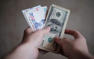 Долар частково знизився в ціні: нові курси в обмінниках