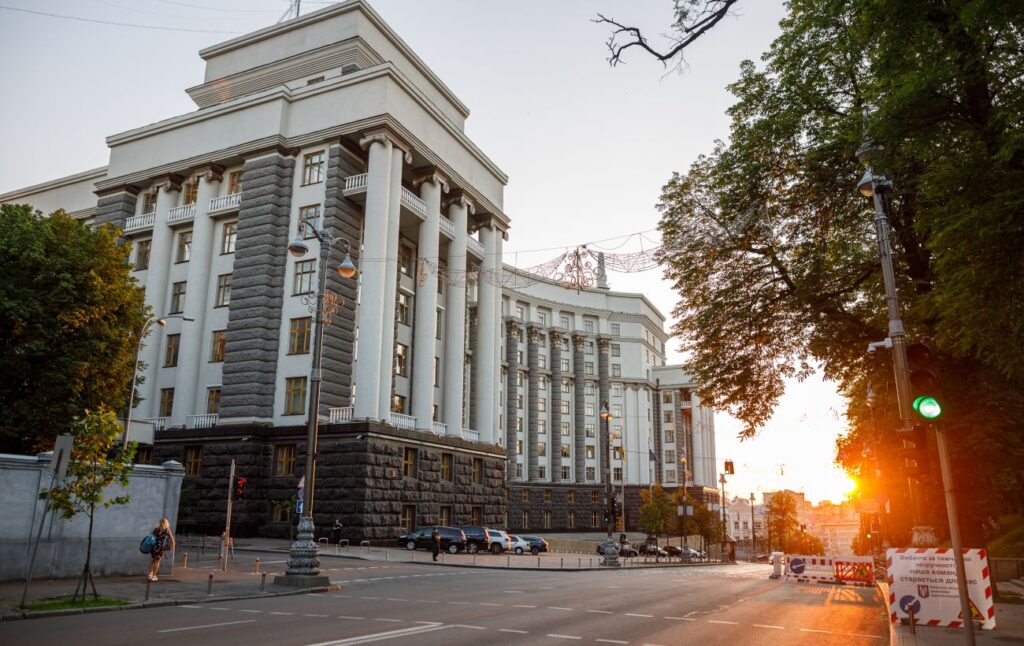 Заробітні плати державних службовців збільшилися на 20%. У двох органах влади виплачують більш ніж 100 тисяч гривень