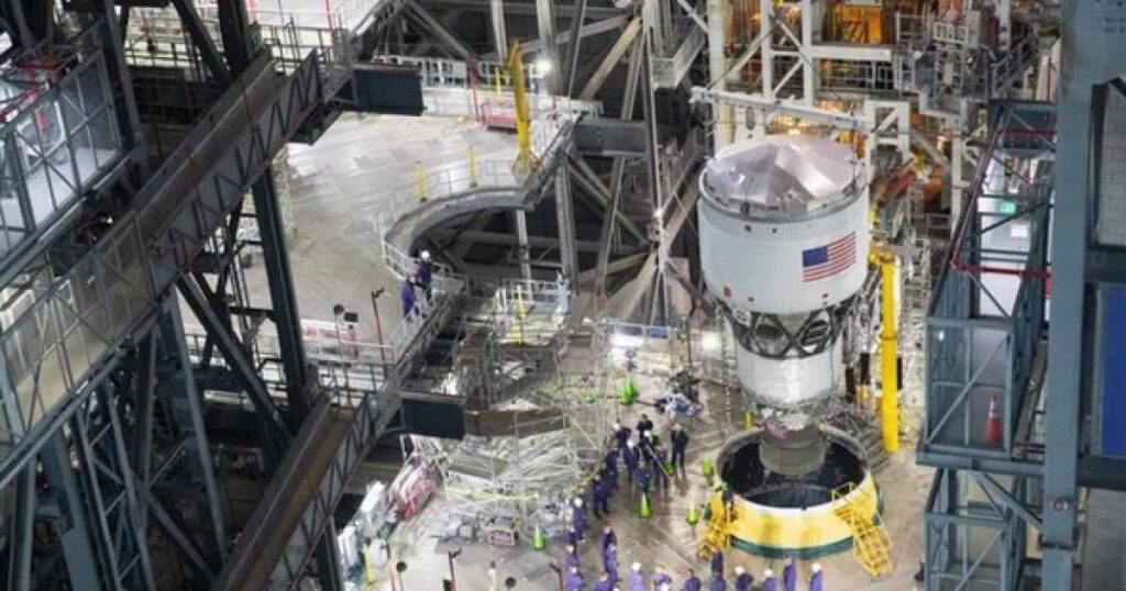 Трамп намагається зупинити ракету для місячних польотів, але NASA продовжує її збирати