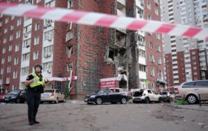 Київ у диму: гелікоптер ліквідує наслідки пожеж після атаки дронів за репортажем РБК-Україна
