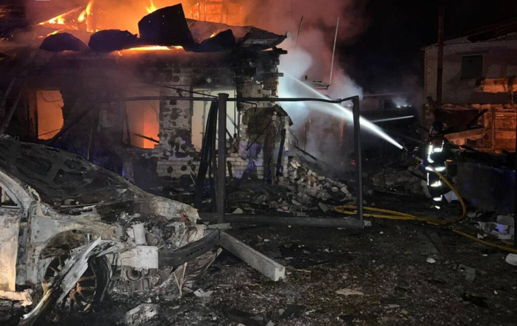 Дронові атаки Росії на Чернігів: ДСНС продемонструвала наслідки удару