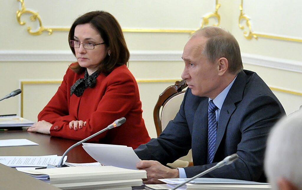 На голову російського центробанку чинять тиск через економічні труднощі, - Bloomberg