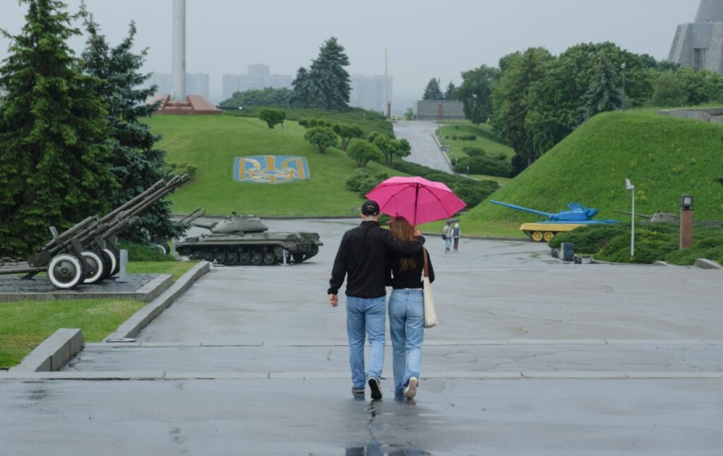 На столицю України йдуть сильні зливи, град та пориви вітру: коли слід очікувати погіршення погоди