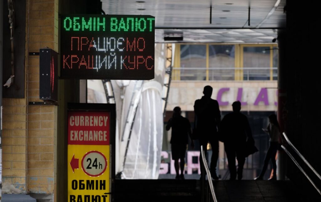 Що передбачають банки щодо долара і євро у червні