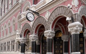 Валютний ринок зазнав ускладнень: НБУ посилив реалізацію доларів із резервів
