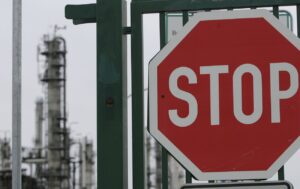 ЄС планує знизити цінову планку на російську нафту до 45 доларів, - FT