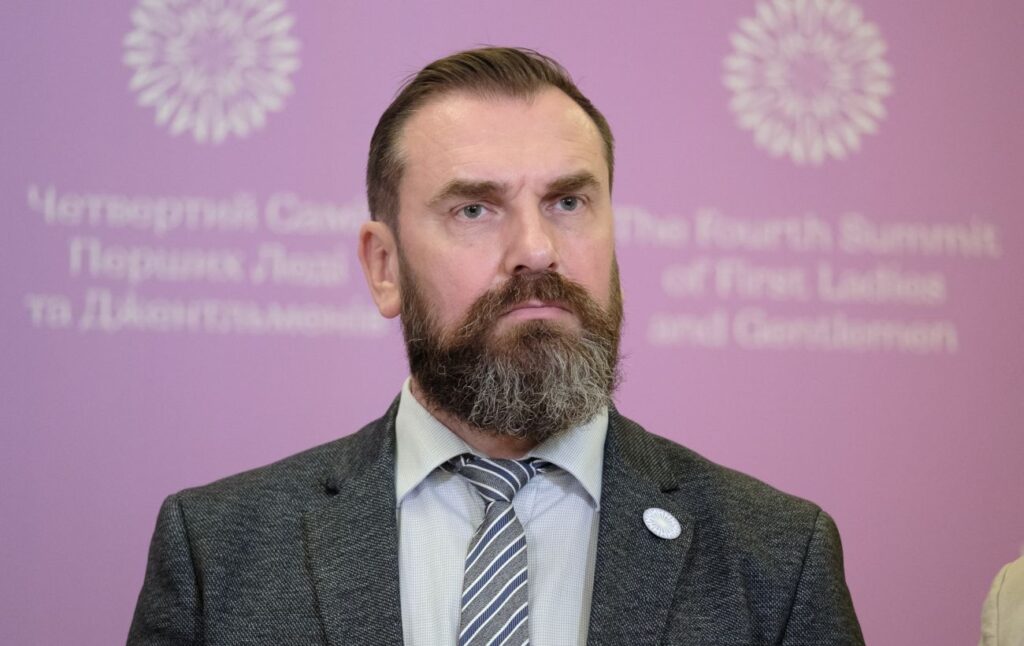 Лісовий прокоментував виїзд учнів старших класів за межі країни