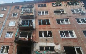 Обстріл багатоповерхівки в Донеччині дроном: серед постраждалих - дитина