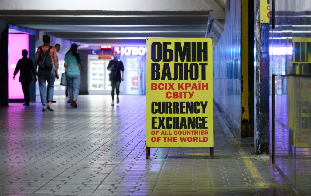 Долар зріс в ціні, а євро знову перевищив 48 гривень: офіційні курсові ставки