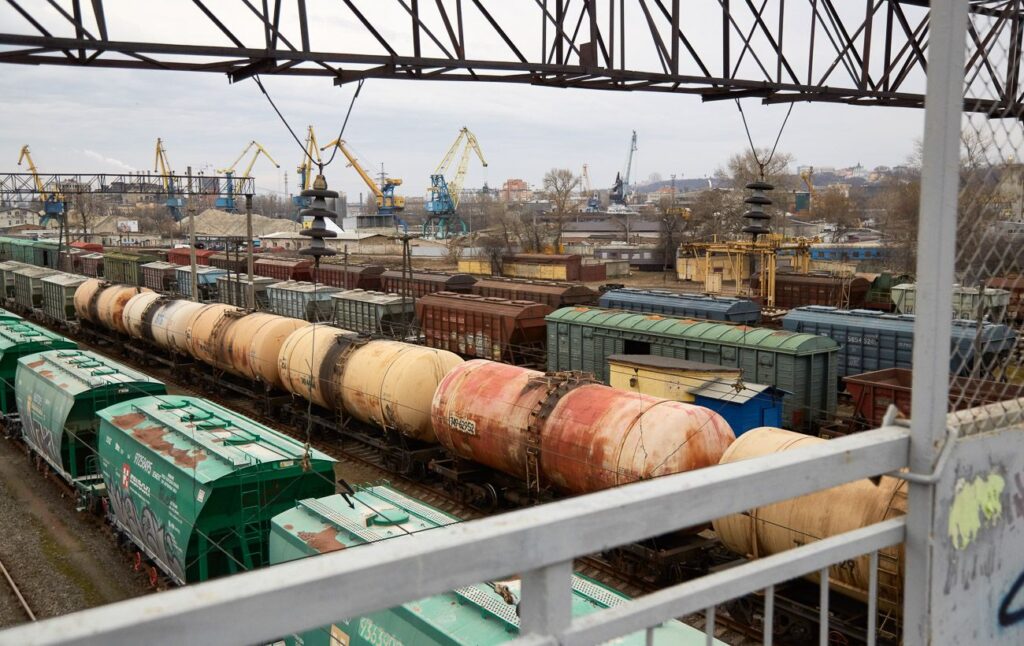 Експерт рекомендує Україні відмінити обмеження на терміни використання вантажних вагонів