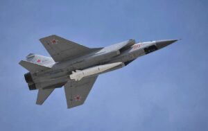 В Украине снова прозвучала масштабная тревога: РФ подняла носитель "Кинжала
