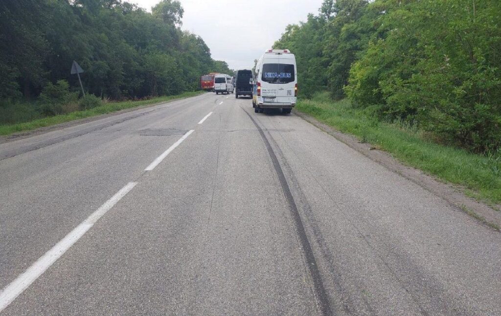 Під Дніпром стався переворот автобуса з пасажирами: один загиблий, багато поранених