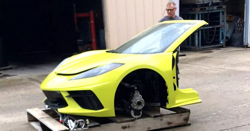 Десятки нових Chevrolet Corvette C8 розрізали навпіл на заводі