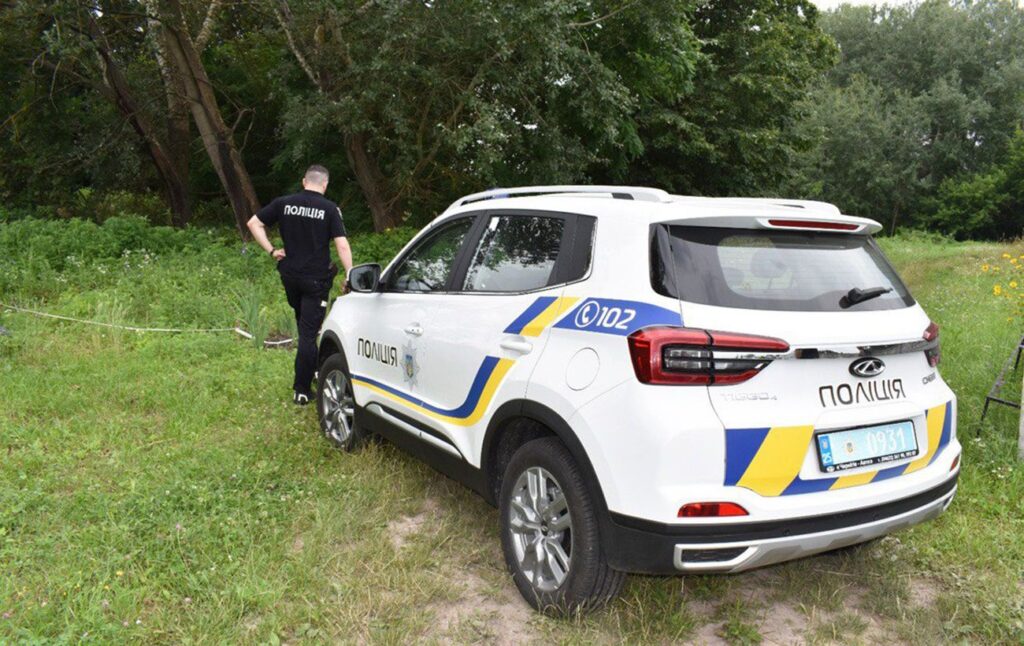 В Києві чоловік висвітлював нацистський прапор: розпочато справу поліцією