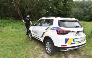 В Києві чоловік висвітлював нацистський прапор: розпочато справу поліцією