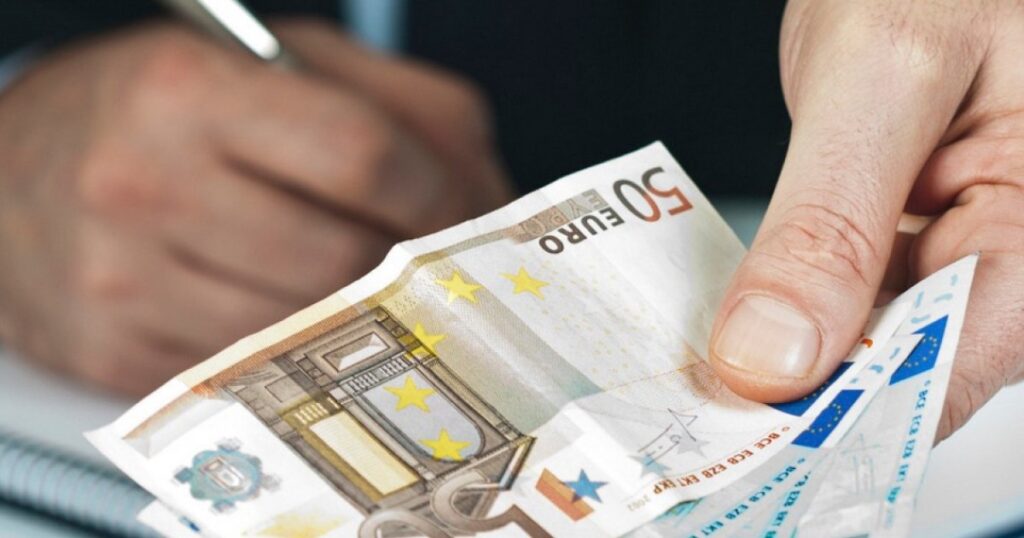 Новий максимум: середній курс євро в банках України перевищив 49 гривень
