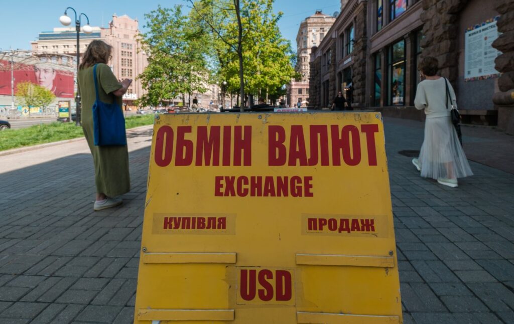 Долар зріс, євро перевищив 49 гривень: НБУ встановив офіційні курси