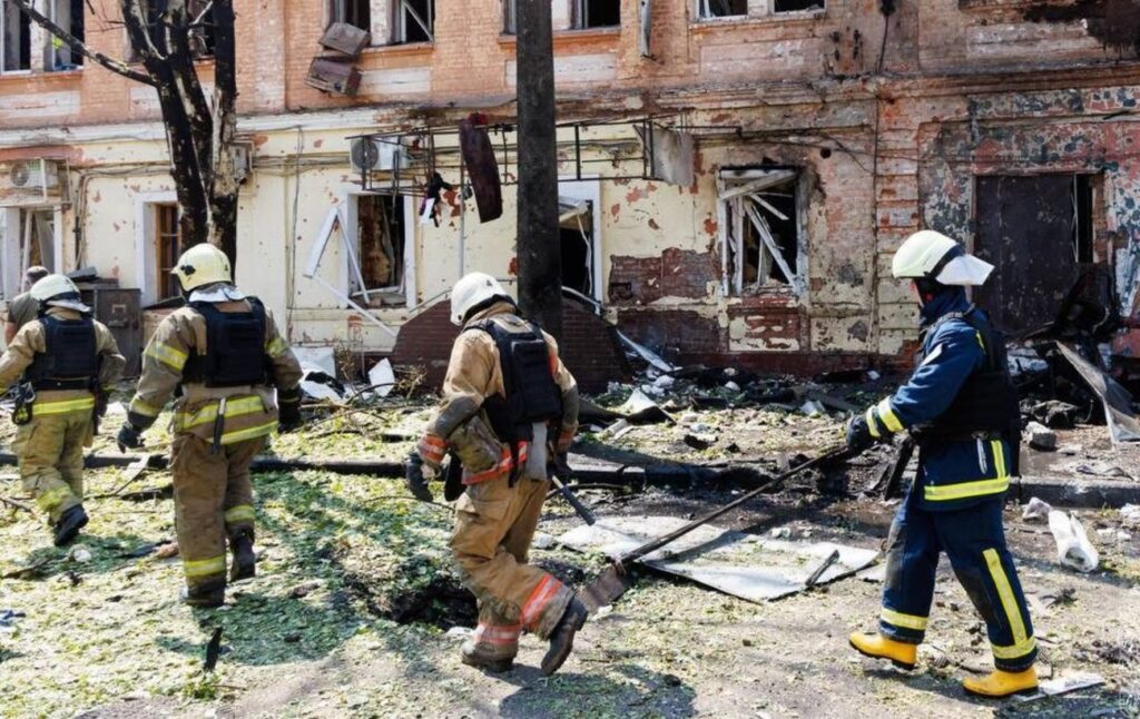 Росія завдала удару по Харкову 10 дронами: 66 постраждалих, серед яких - діти