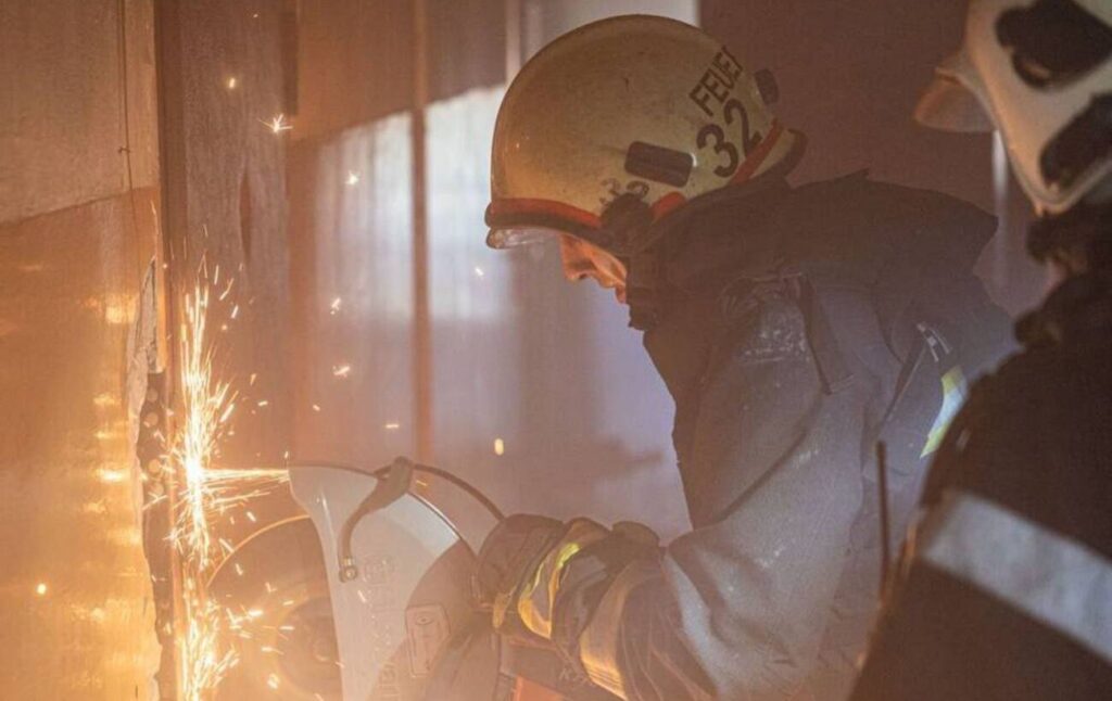 Дрони влучили в житлові будинки та дитячий садок, є десятки поранених: наслідки атаки РФ на Харків