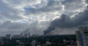ЗС РФ завдали удару по Києву ракетами та дронами: одна людина загинула, місто в диму