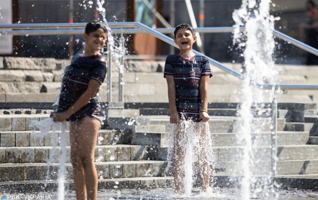 Жарка погода до +37°C і грози: прогноз на наступний тиждень для України