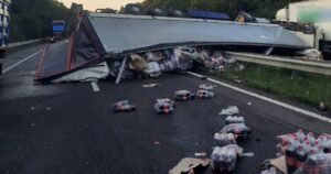 Несподівана аварія: сотні пляшок Coca-Cola випали з фури на трасі Київ–Одеса