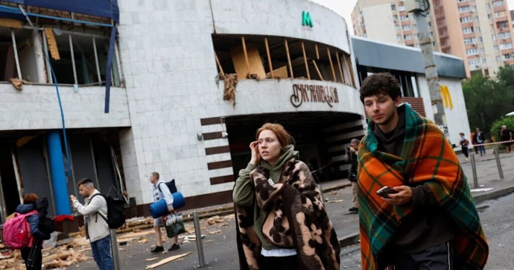 У Києві в магазині, який постраждав від атак ЗС РФ, пограбували телефони та планшети
