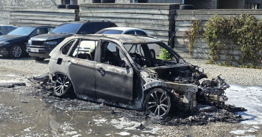 Водій намагався врятувати автомобіль: на СТО в Україні заїхав палаючий BMW