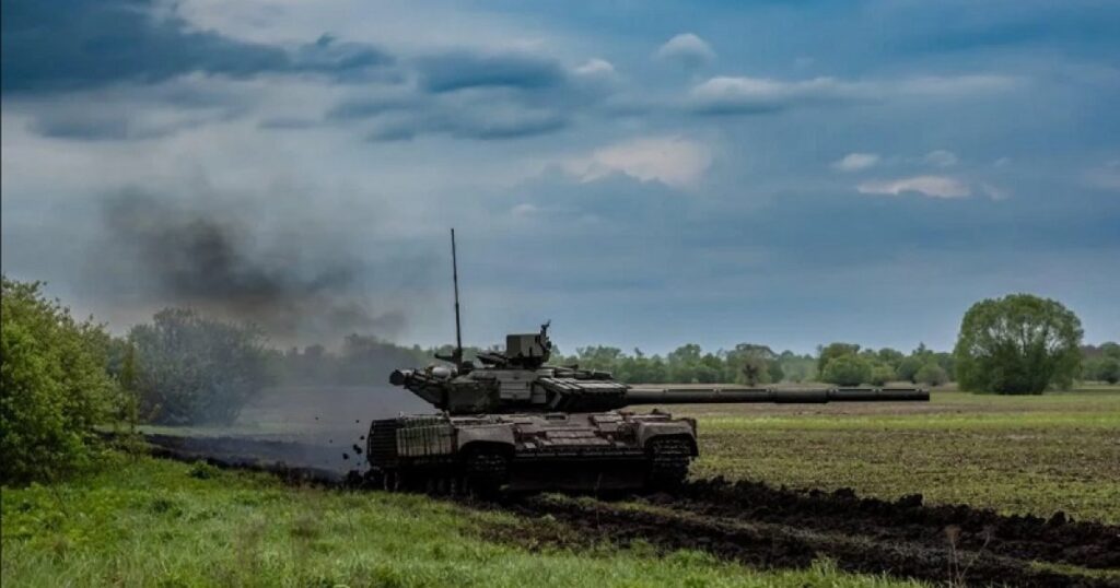 Обстріли тривають: ЗС РФ намагаються просунутися через шахти та ліси до Мирнограда, — військовий