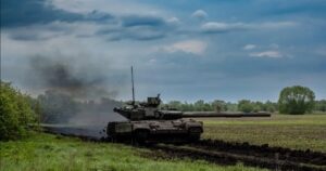 Обстріли тривають: ЗС РФ намагаються просунутися через шахти та ліси до Мирнограда, — військовий