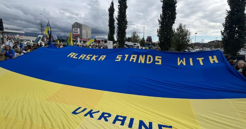 Ніколи більше Росії": у Алясці відбувається великий мітинг перед зустріччю Путіна і Трампа