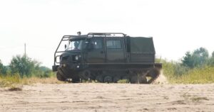 Буханка" на гусеницях: на фронті з'явилися рідкісні російські машини "Узола