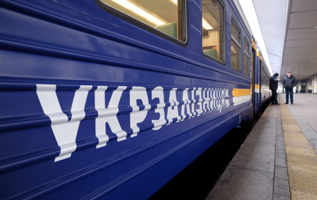 В Україні через атаку РФ затримуються поїзди, деяких пасажирів перевозять автобусами