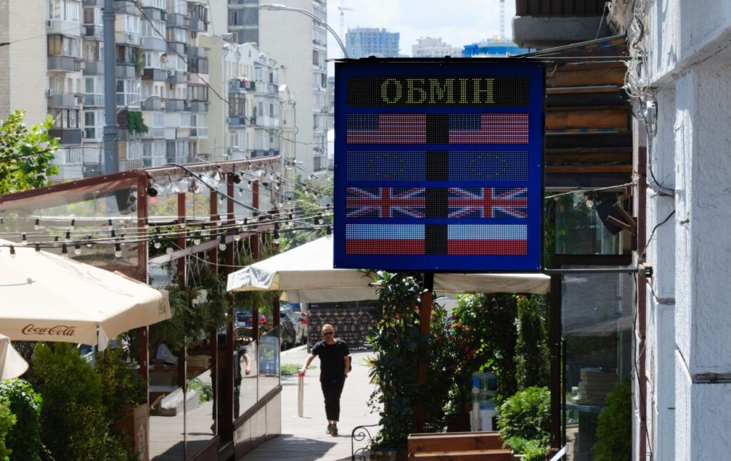 НБУ зменшив курс долара до найнижчого рівня з початку квітня, курси євро